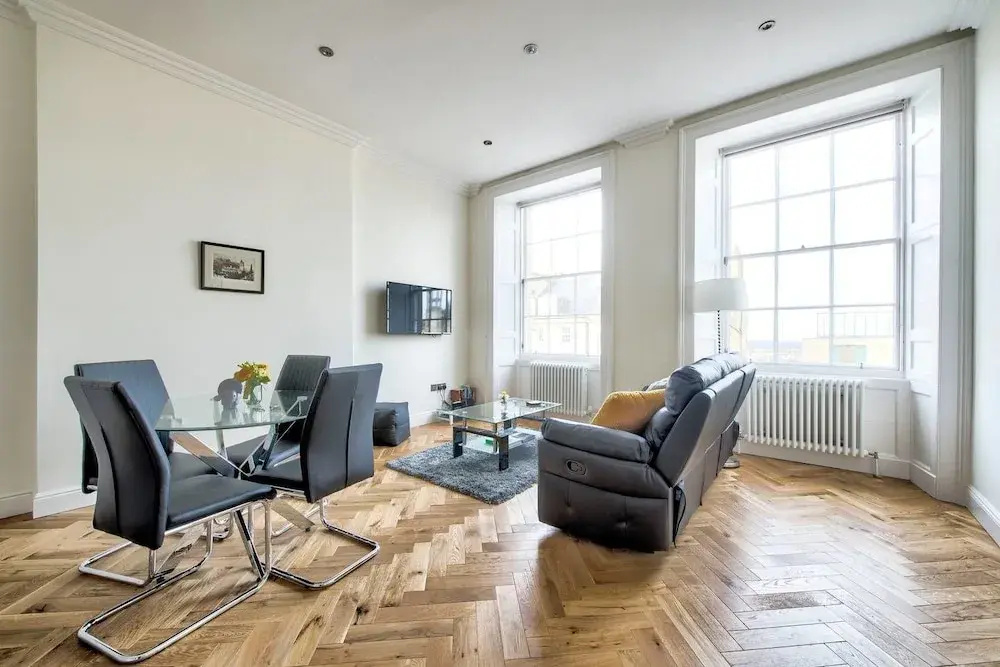Modern Home 5 Minutes Walk From Princes Street