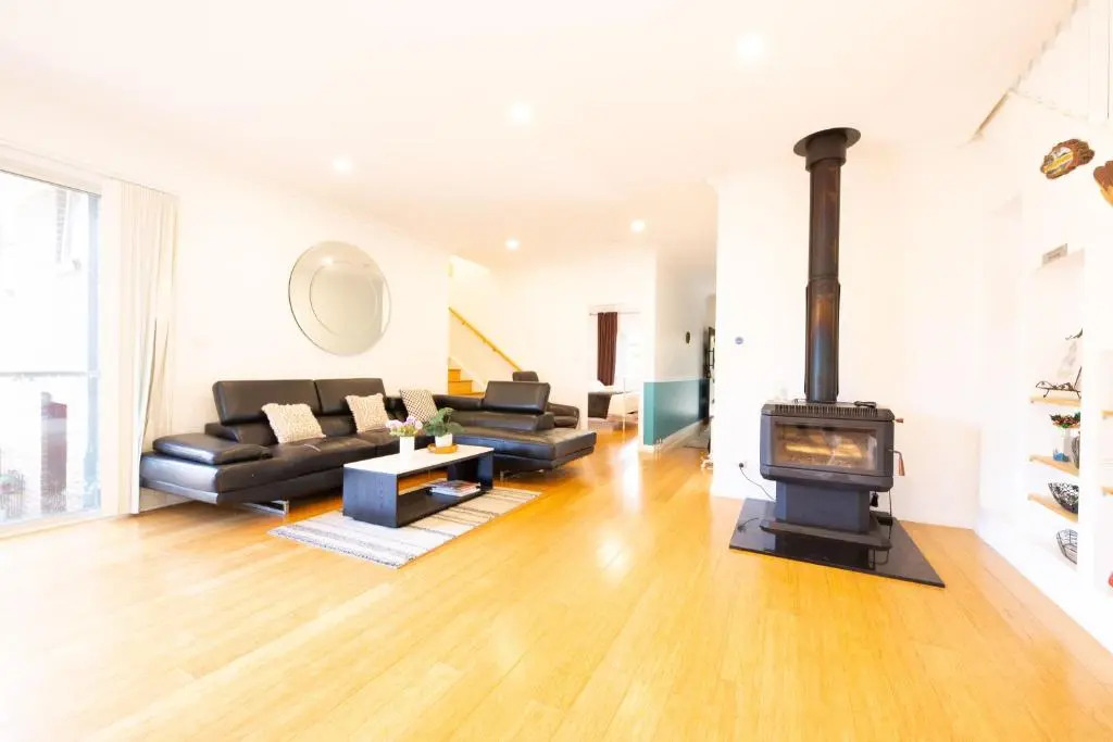 Spacious 5BR House Fireplace Garden Retreat
