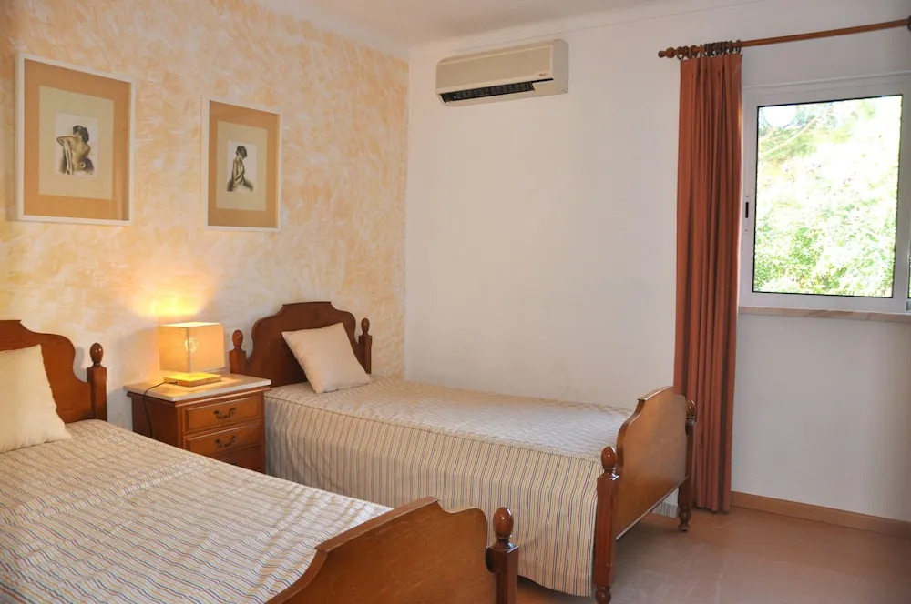 Stylish and well-equipped, private pool, close to amenities, free AC and Wifi