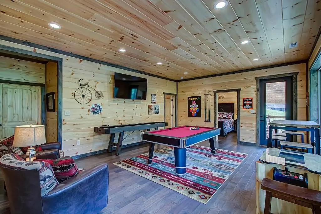 Luxury Brand New Cabin 5b 5.5ba with Arcade, Theater