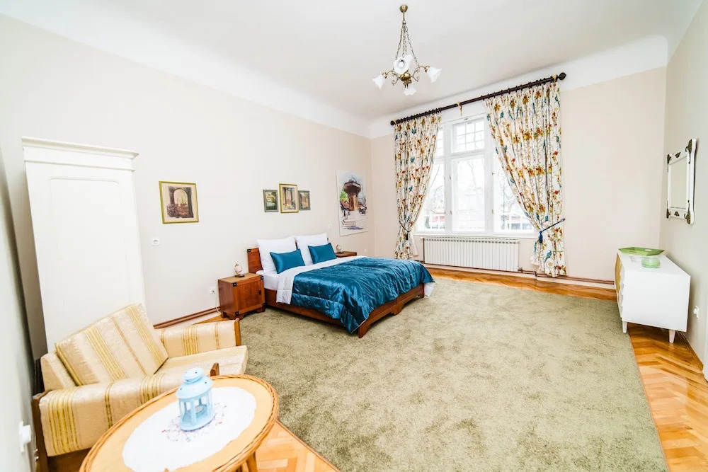 Spacious 3Bdr Apt With A Balcony In The Center