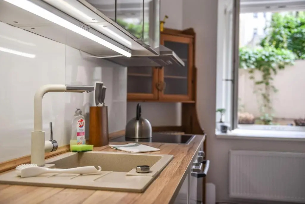 Quiet apartment in the city center with own terrace