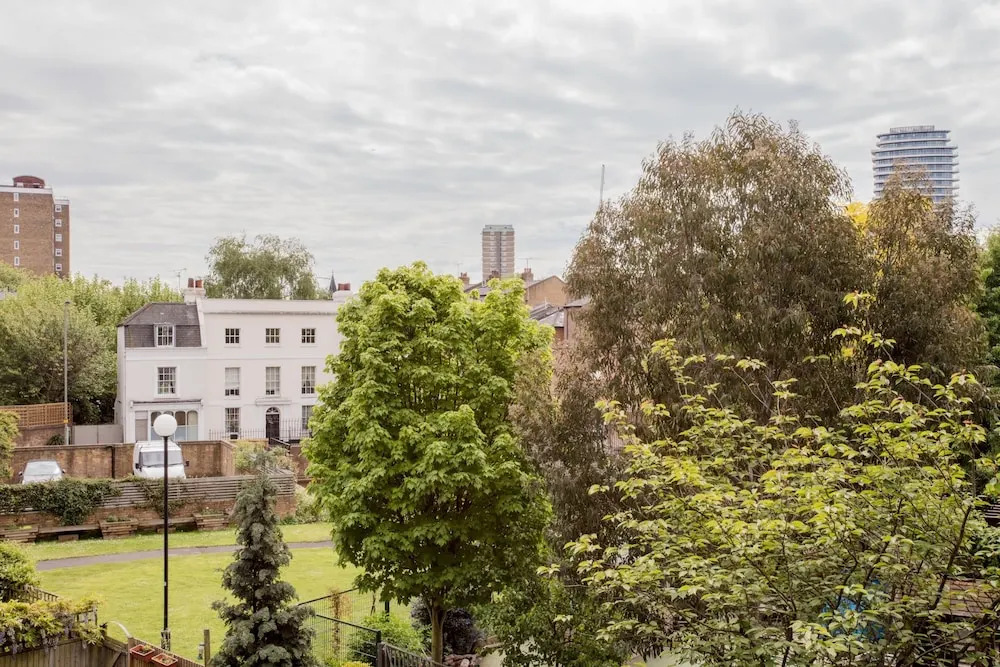 Spacious 2 Bedroom Flat With Communal Garden