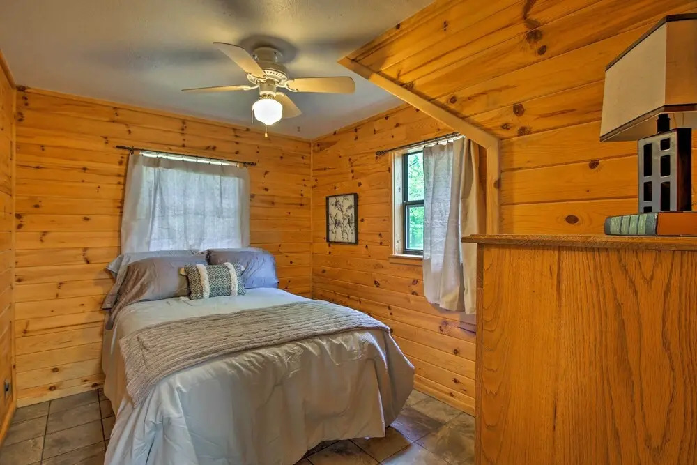 Cozy Broken Bow Cabin w/ Hot Tub - 1 Mi to Lake!