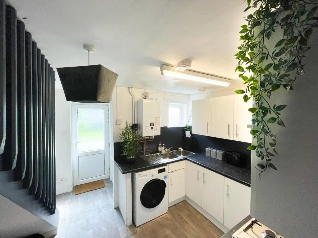 Canterbury Modern 6 Bedroom House with Hot Tub