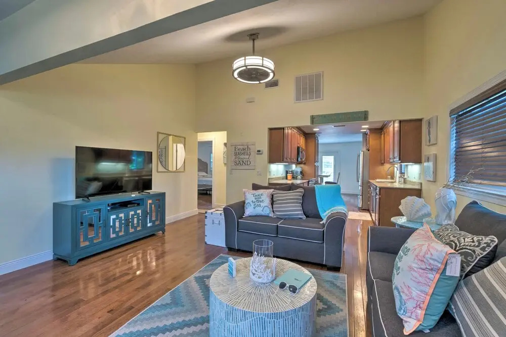 Bright Sarasota Bungalow - 5 Mi to Siesta Beach!