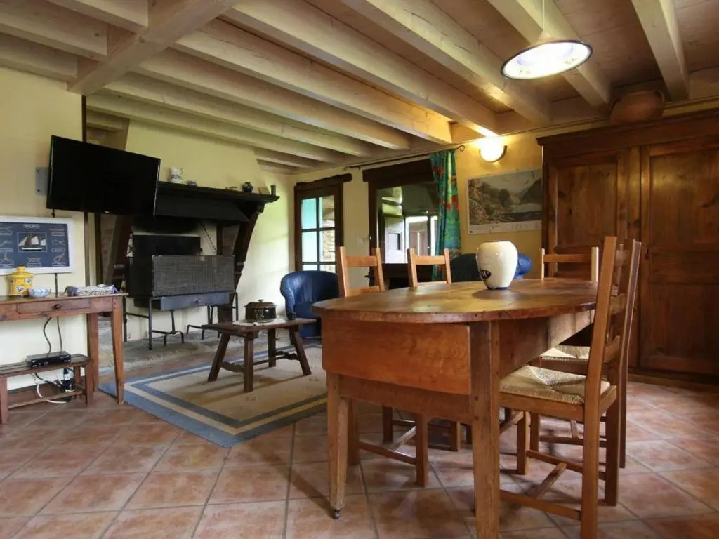 Maison de caractère avec terrasse à 300m de lAllier, idéale pour pêche, détente et activités familiales - FR-1-582-208
