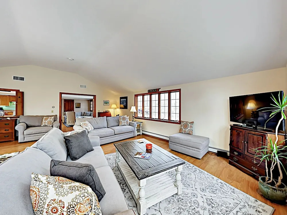 Hilltop - 3 Br Home