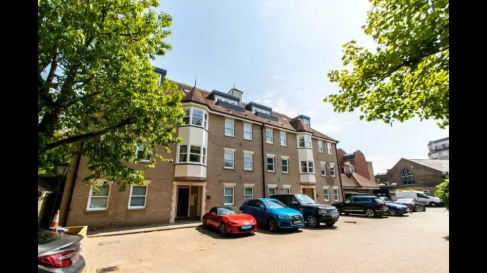 12A Cathedral Walk