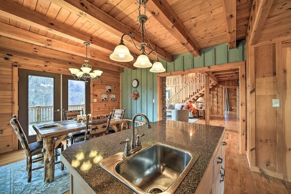 Decks & Mountain Views: Waynesville Getaway!