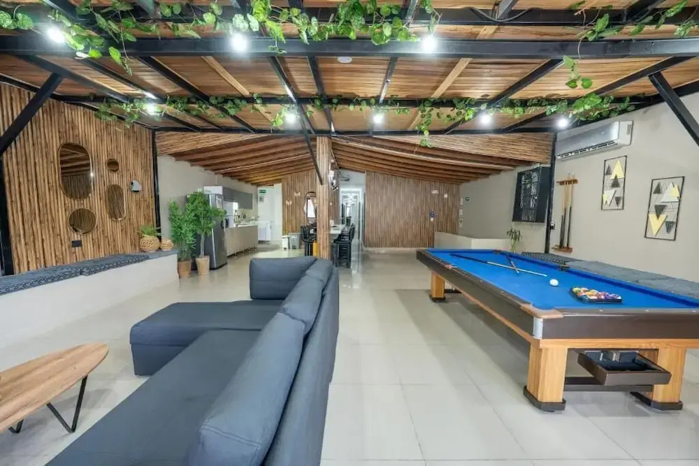 6br penthouse 1 block lleras park