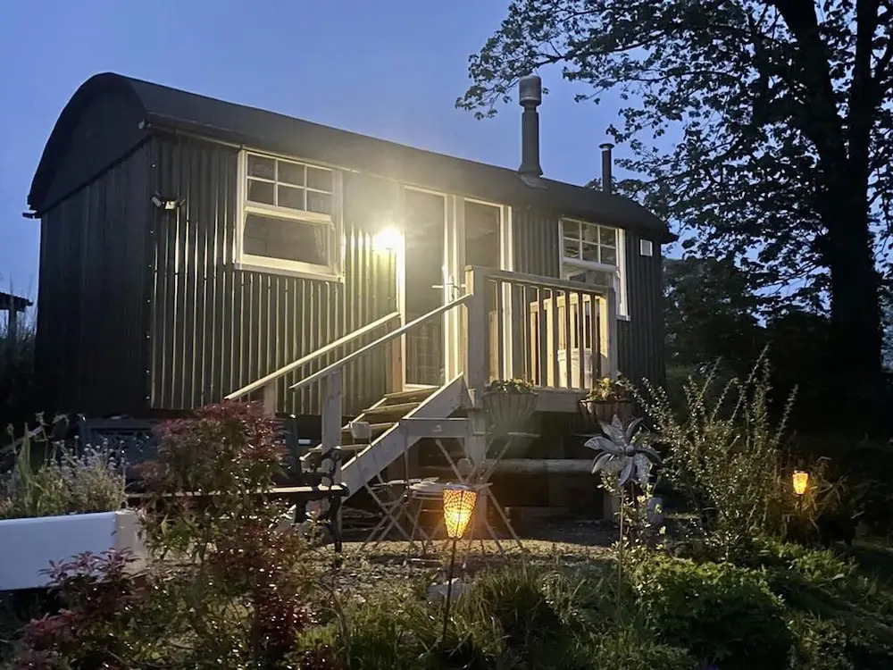 1 Bedroom Cabin Sleeps 2, Private Garden, Wifi