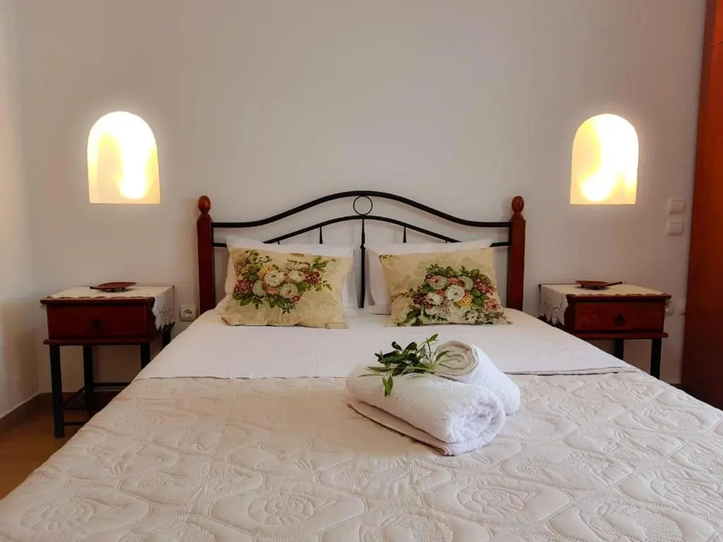 Sunshine house for 9, cozy set up,verandas, sea view.
