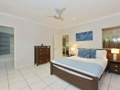 Sandwater-Tropical beachside holiday house