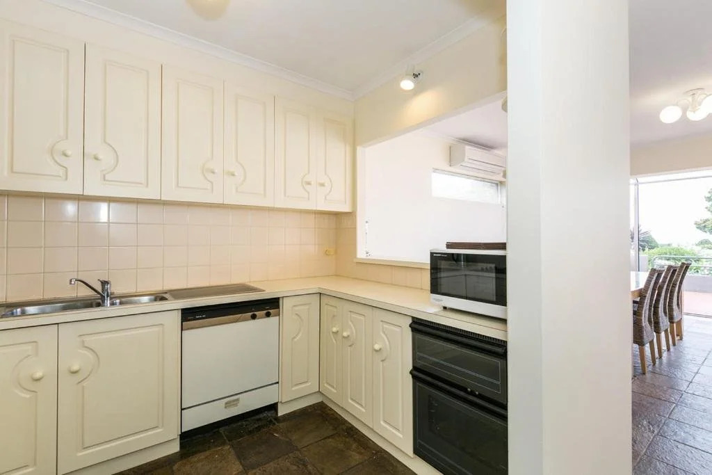 Beachfront Esplanade Apartment 12-20 Ocean Views