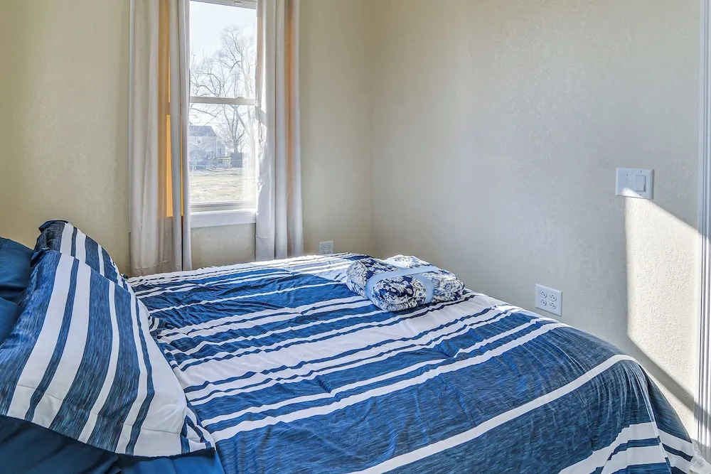 2 Mi to Main St: Newton Guest House
