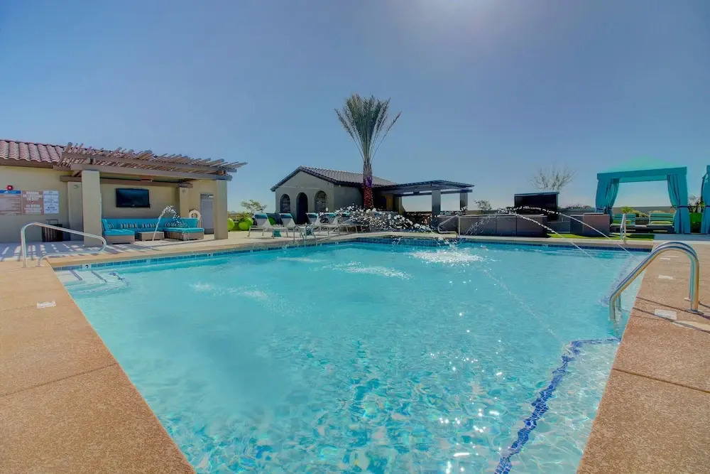 Rooftop Pool, Views, Close to Shops & Dining C4427