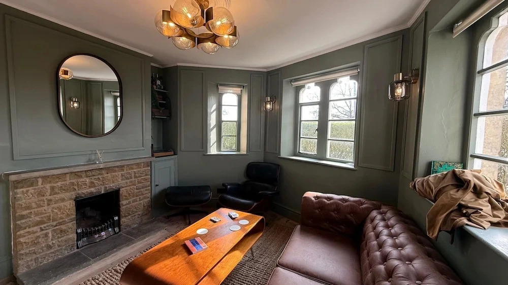 Cotswolds Castle, Sleeps 8 With Enclosed Garden
