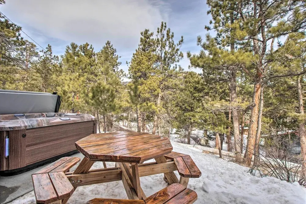 Luxe Updated Home w/ Grill + Hot Tub: 4 Mi to Rmnp