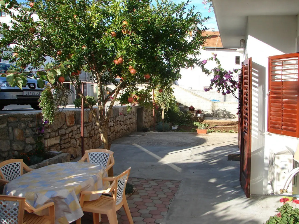 Apartment Petri - close to the sea: A2 Zuti  Tisno, Island Murter