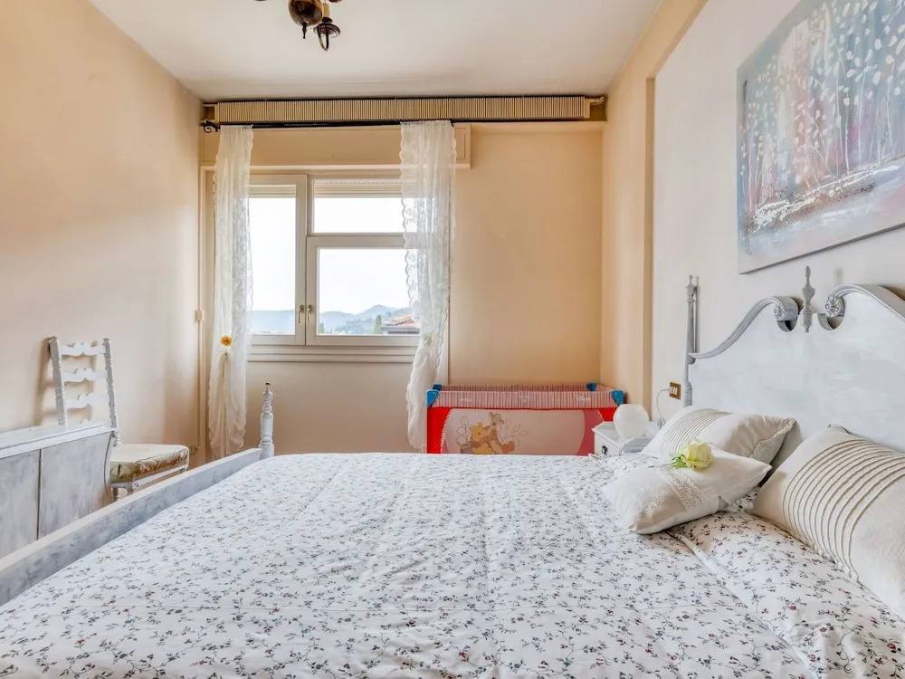 Snug Holiday Home in Salò With Balcony
