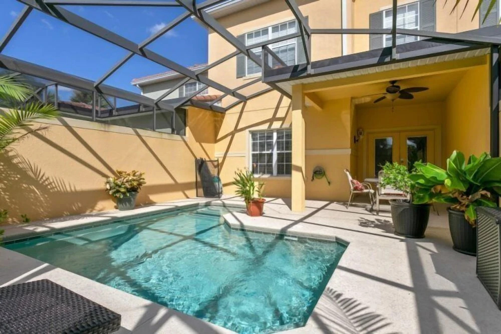 4 Bedroom 3 Bathroom Town Home With Splash Pool