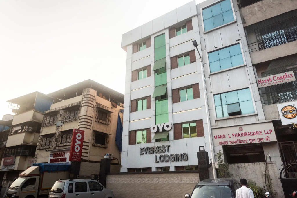 Capital O 67431 Hotel Everest Lodging