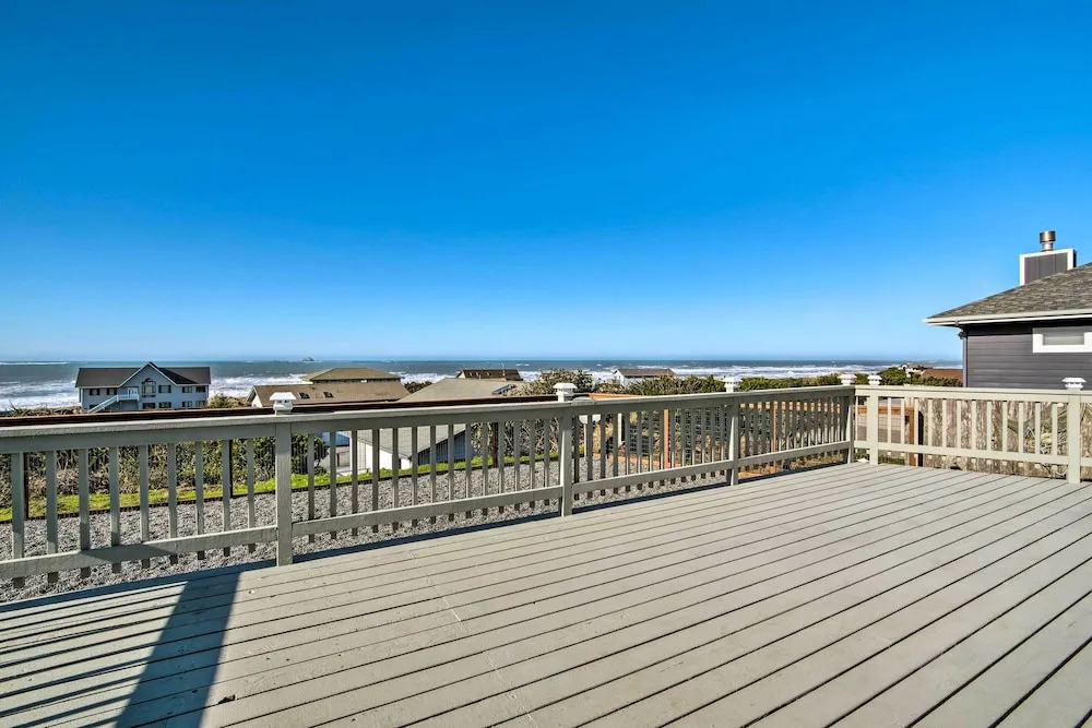 Gold Beach Home w/ Hot Tub, 1/4 Mi to Beach