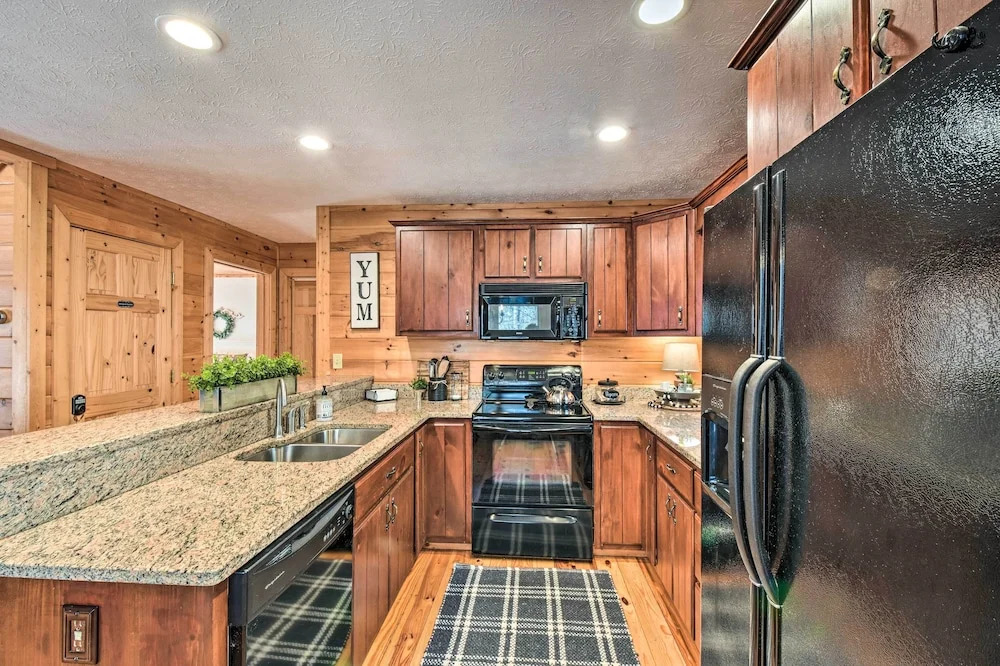 The River Rest Ellijay Cabin w/ Hot Tub
