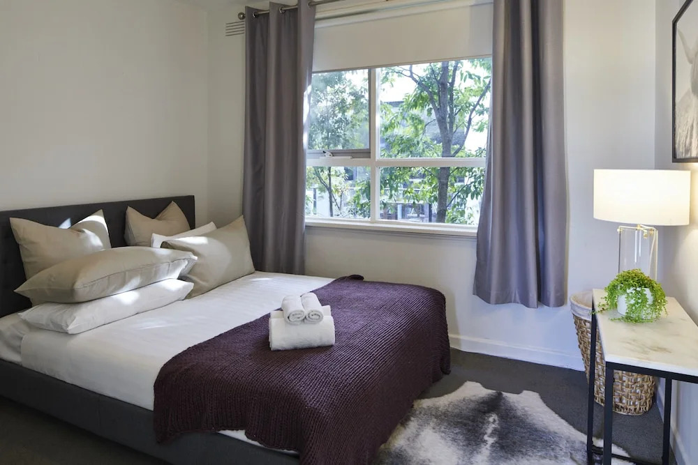 1 Bedroom Apt With Parking Stroll to Elwood Beach