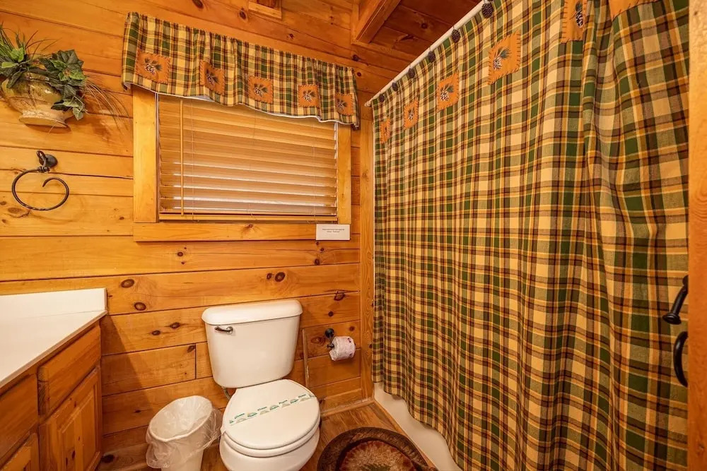 5 Star Celebration 1 Bedroom Cabin by RedAwning