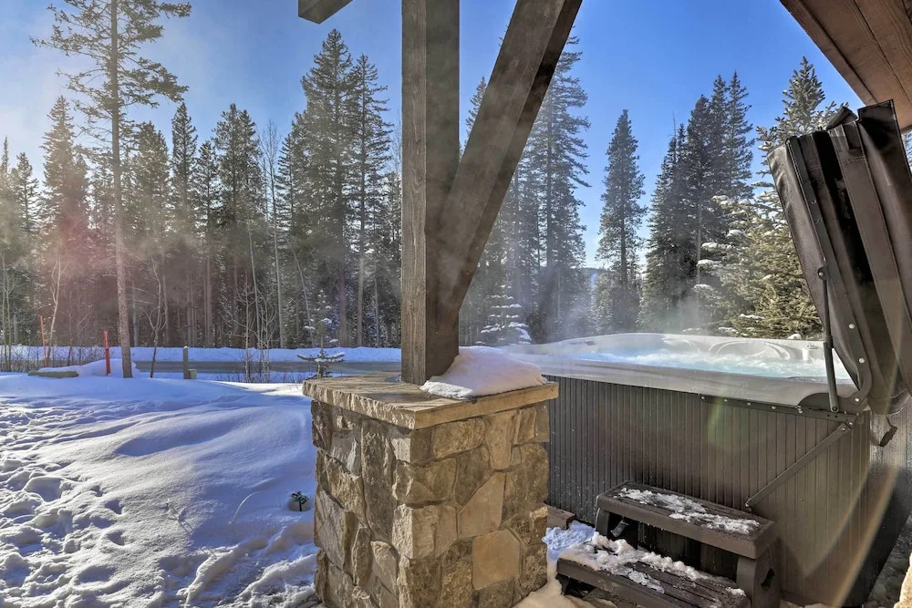 Ideally Located Winter Park Townhouse w/ Hot Tub!