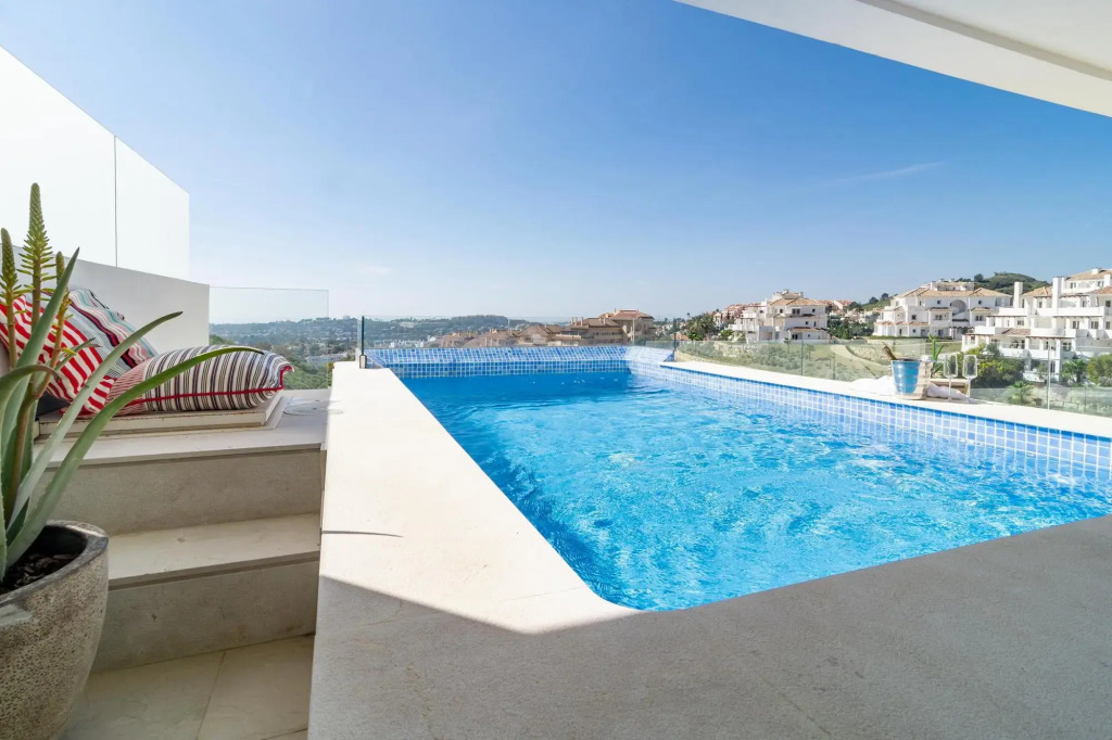 LMR- Luxury apartment, private pool. Families only