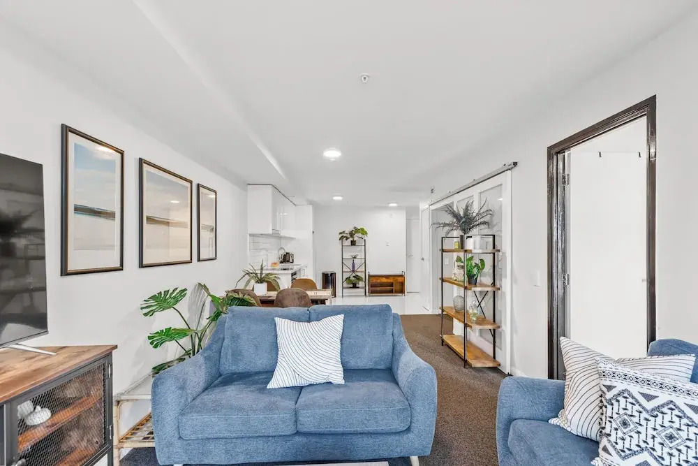 2BR Apt with Parking in Prime Spot Zodiak Stays