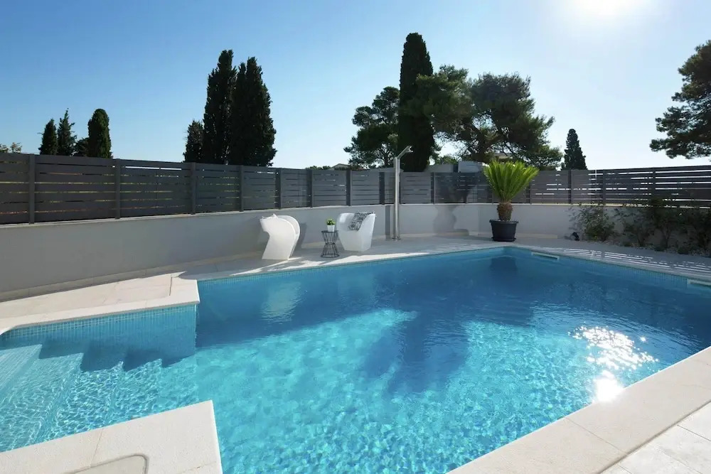 Luxury Apartment With Private Pool, Near the Beach and Close to Pula