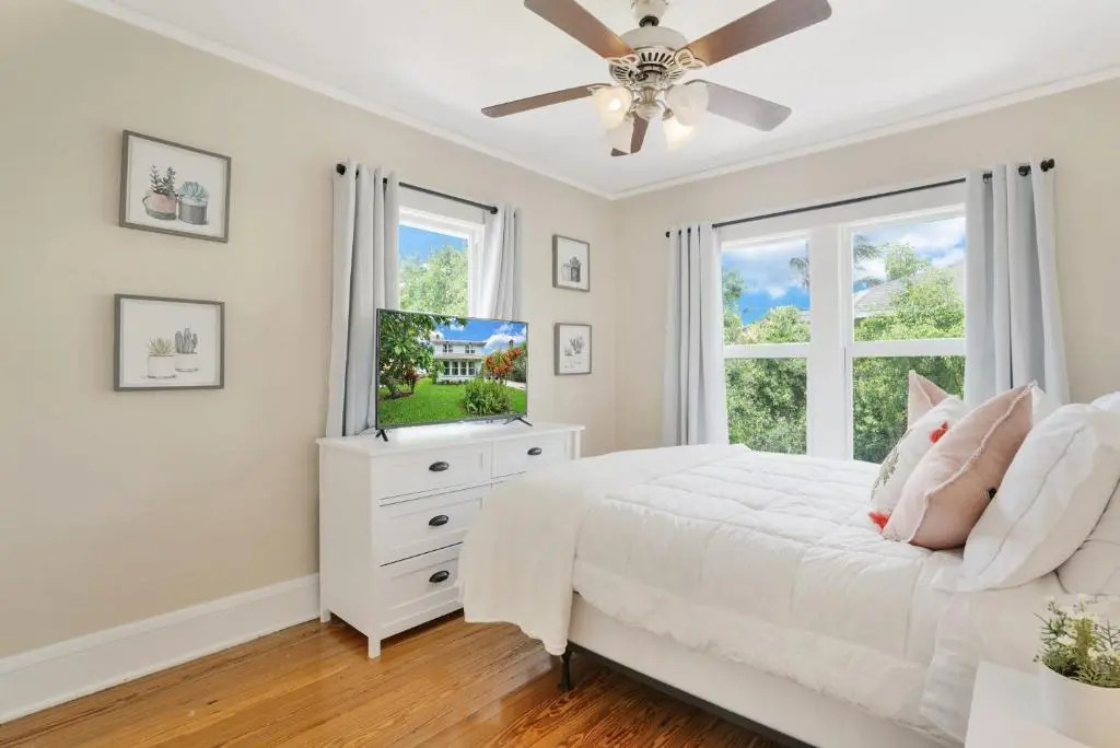 Charming Historic Home and Cottage minutes from the Intracoastal and the Beach