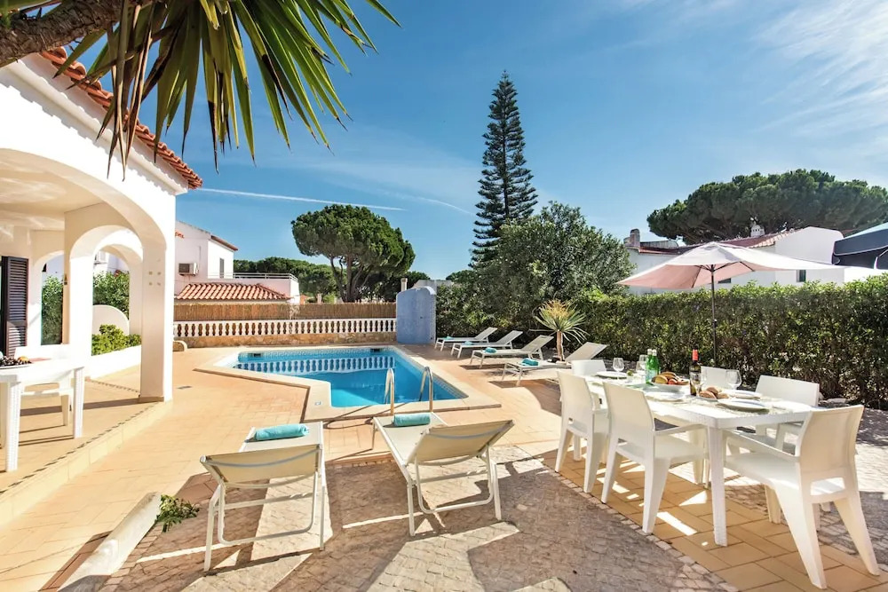 Spacious 4 bedroom villa, private pool, free air conditioning and wifi