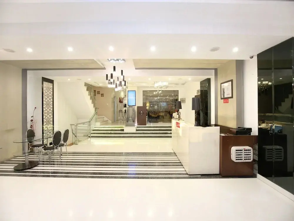 OYO 15134 Hotel Downtown