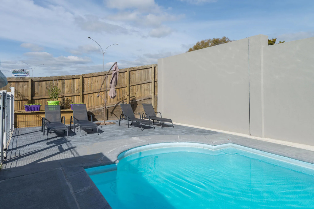 Red Rock Thermal Motel - Mineral Pool