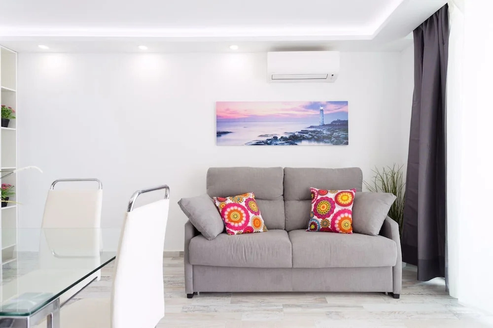 1107 Bright Modern Apartment with Spectacular Sea Views