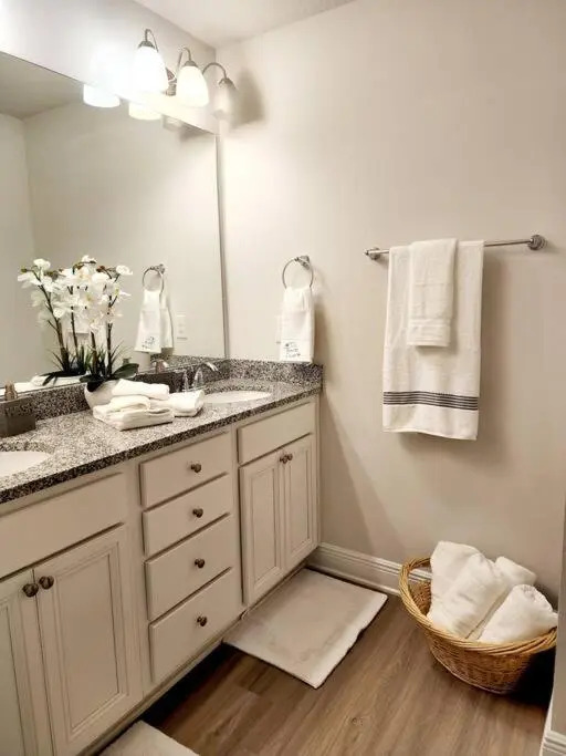 Luxurious 3br 2.5ba Townhome w/ community pool- sleeps 6