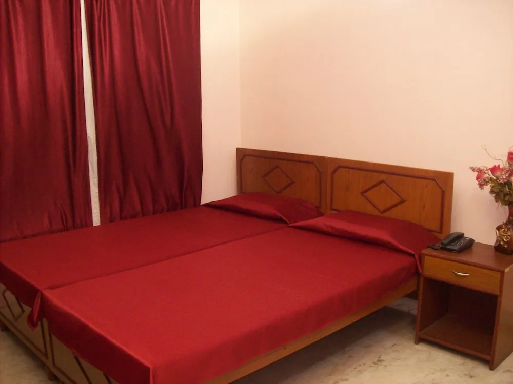 Malik Court by OYO Rooms