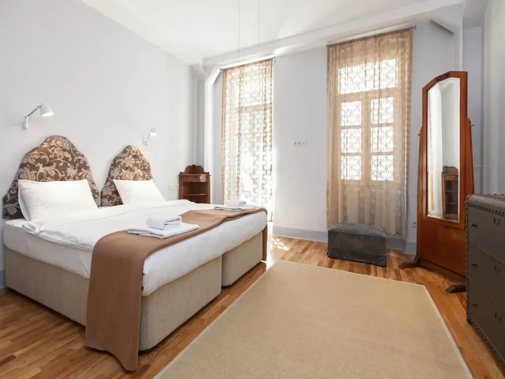 Chiconomy Suites