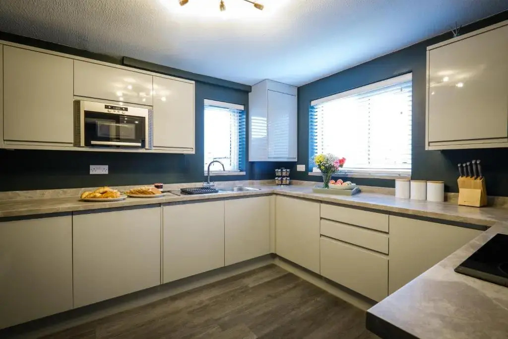 Rockside - Luxury 1 bedroom home with hot tub, central location, parking and pet friendly