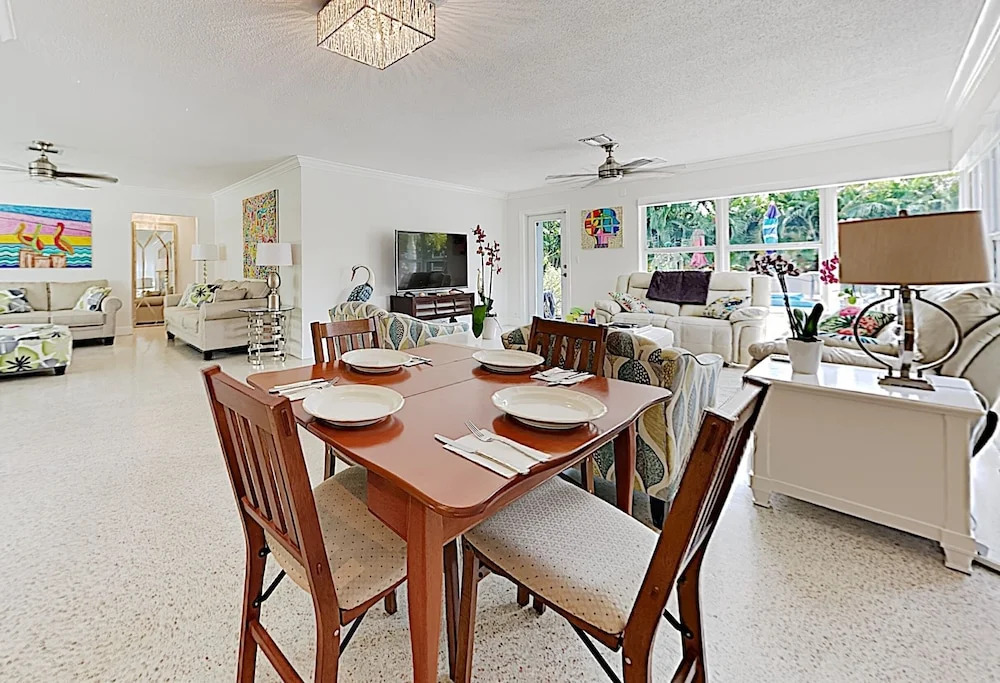 Lush Tropical W/ Private Pool - Near Beach 3 Bedroom Home