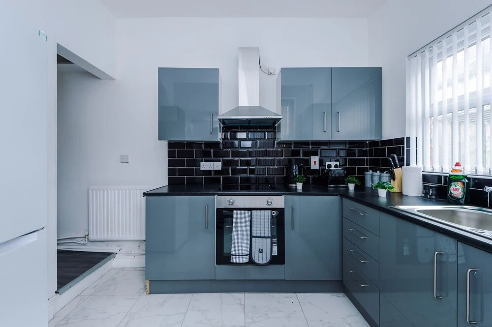 A-K Apartments - Spacious 4 Bedroom House, Central Location, Sleeps 8!