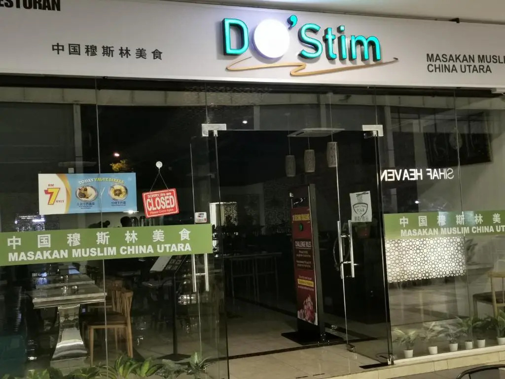 Vista Alam Studio Units - Pool, food court