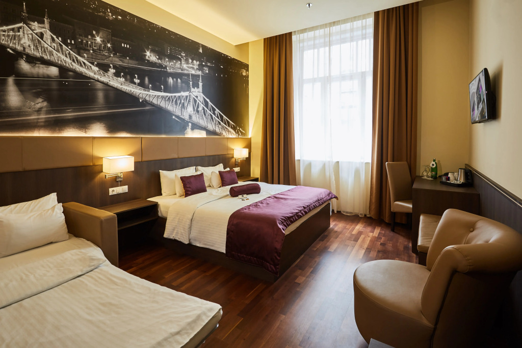 12 Revay Hotel
