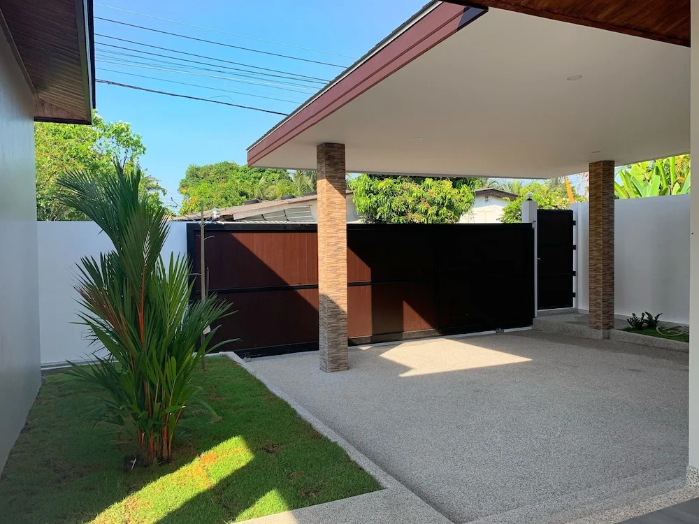 Private Villa with Pool near Laguna