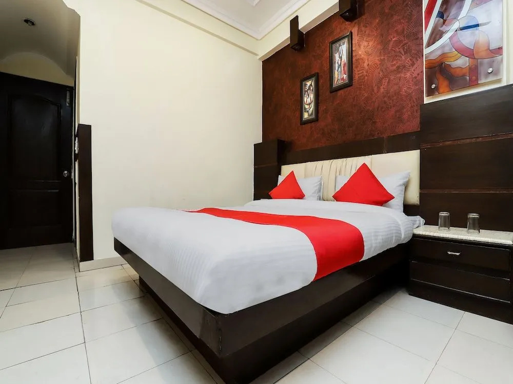 OYO 26216 Hotel Maanvi